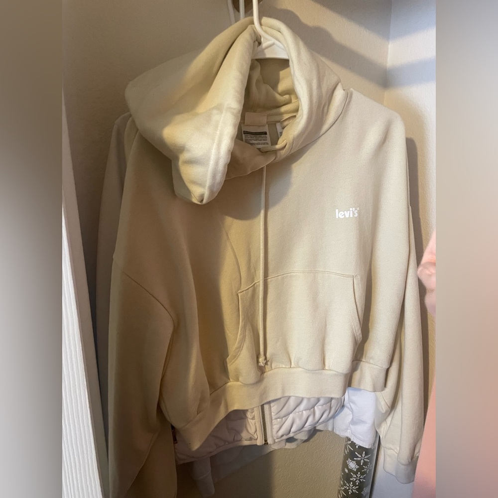 never worn Levi’s cropped sweater